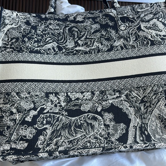 Dior large Book tote in Navy Blue. - Picture 13 of 16